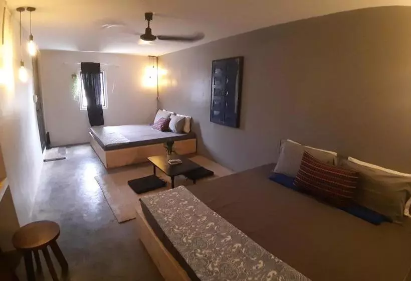 هتل کپسول Snooze Hostel & Skybar