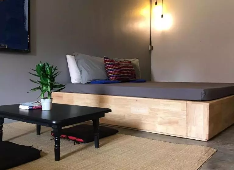 هتل کپسول Snooze Hostel & Skybar