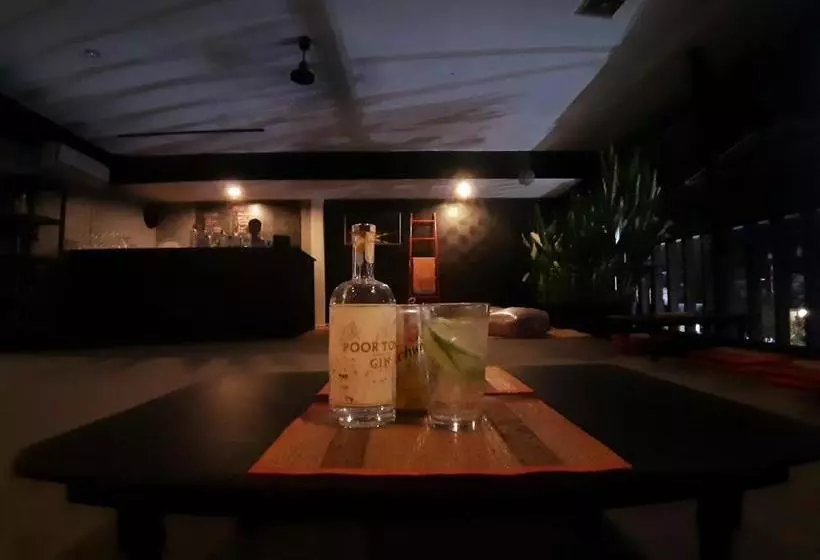 هتل کپسول Snooze Hostel & Skybar