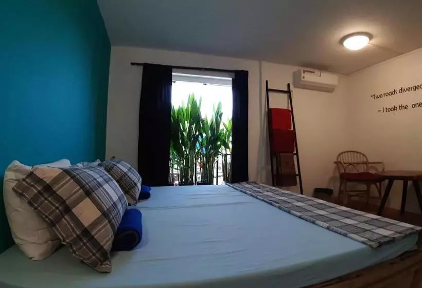 هتل کپسول Snooze Hostel & Skybar