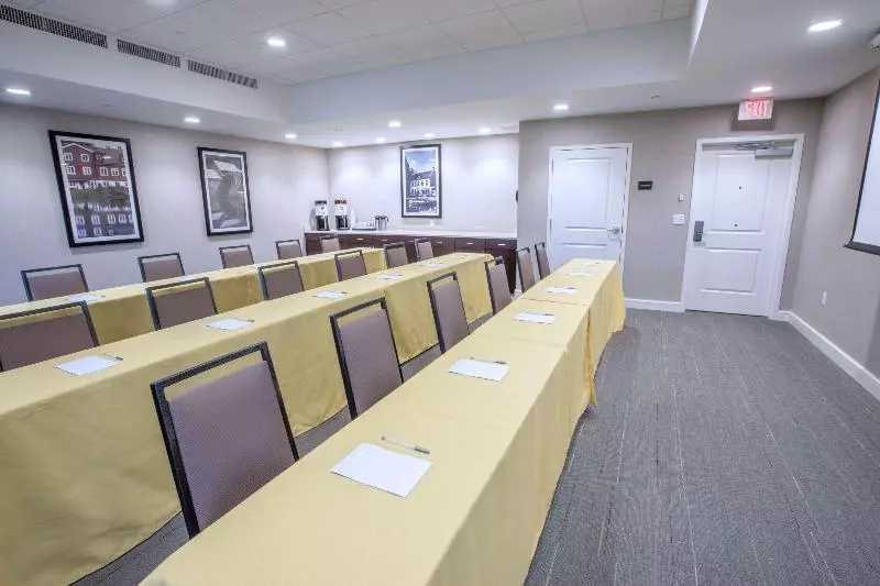 ホテル Hampton Inn By Hilton Amesbury