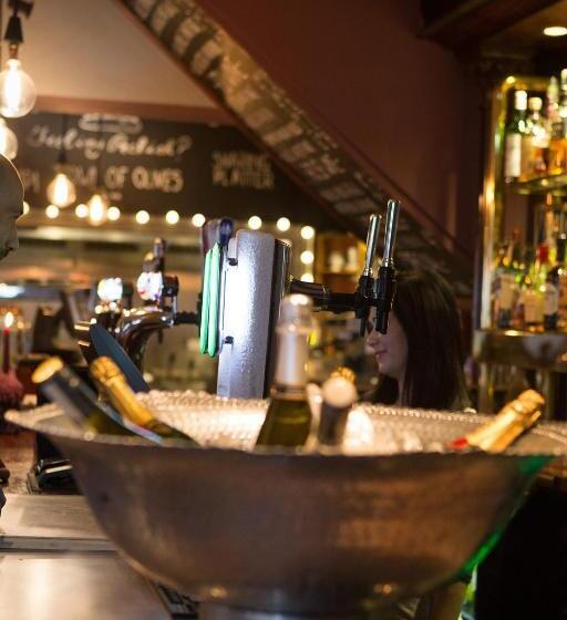 בית מלון כפרי The Crown And Sceptre