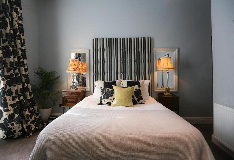 בית מלון כפרי The Crown And Sceptre