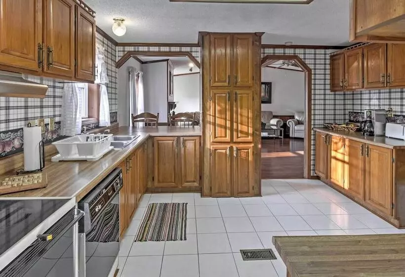 Captivating Cadiz Hideaway W/ Deck On Lake Barkley