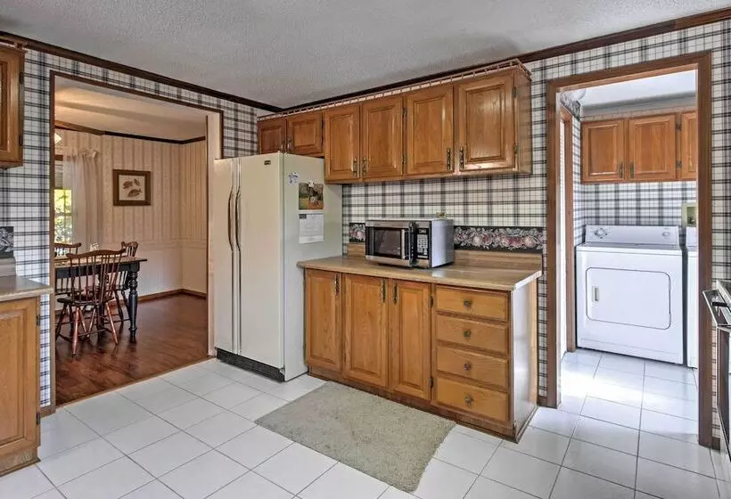 Captivating Cadiz Hideaway W/ Deck On Lake Barkley