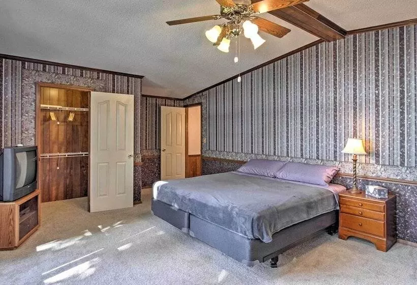 Captivating Cadiz Hideaway W/ Deck On Lake Barkley