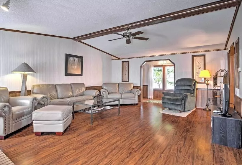 Captivating Cadiz Hideaway W/ Deck On Lake Barkley