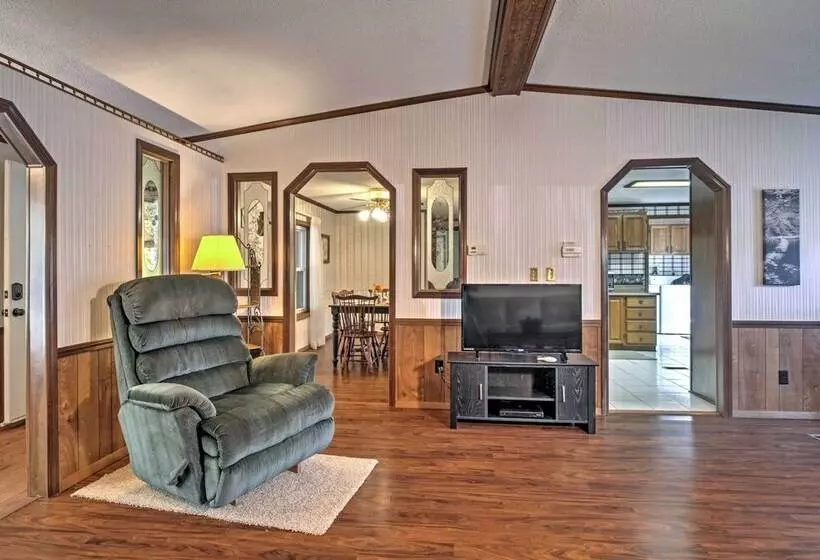 Captivating Cadiz Hideaway W/ Deck On Lake Barkley