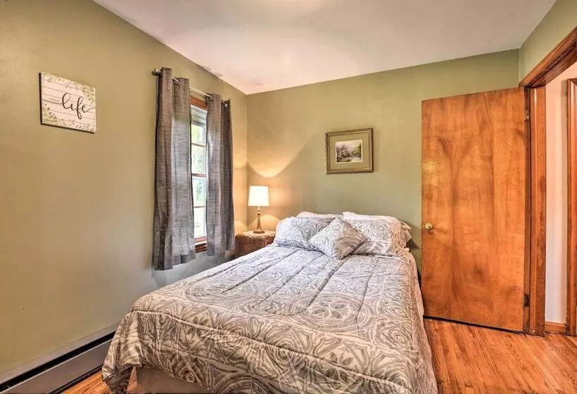 Cozy Family Home W/ Kayaks, Dock & Fire Pit!