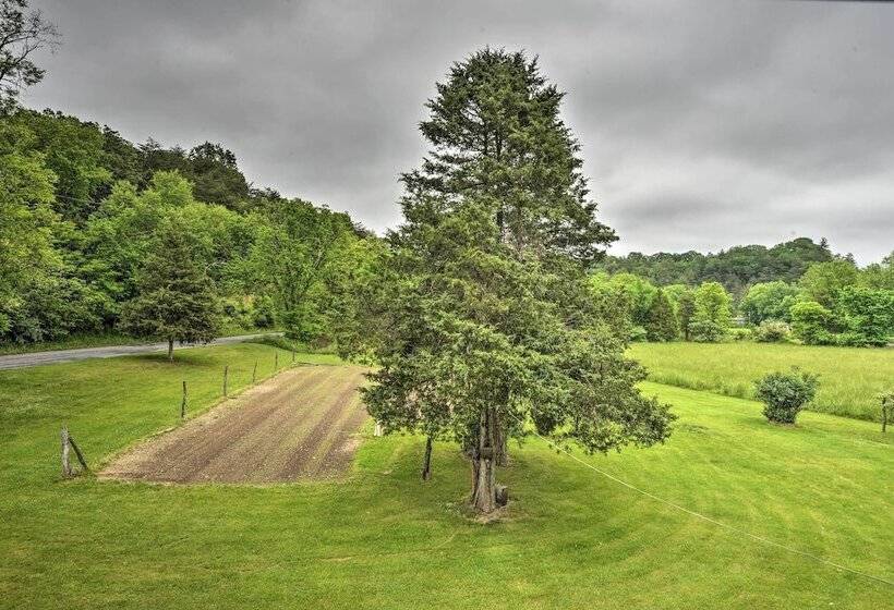 Cozy Family Home W/ Kayaks, Dock & Fire Pit!