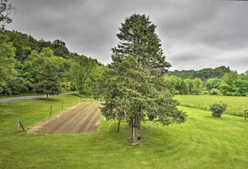 Cozy Family Home W/ Kayaks, Dock & Fire Pit!