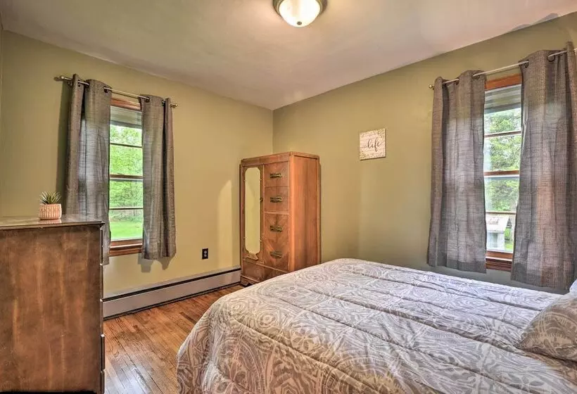 Cozy Family Home W/ Kayaks, Dock & Fire Pit!