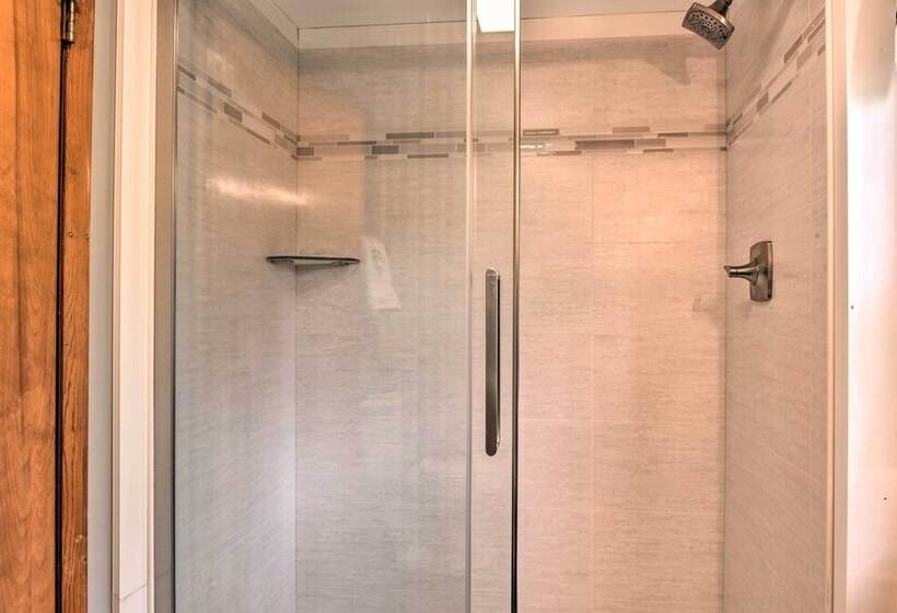 Cozy Family Home W/ Kayaks, Dock & Fire Pit!