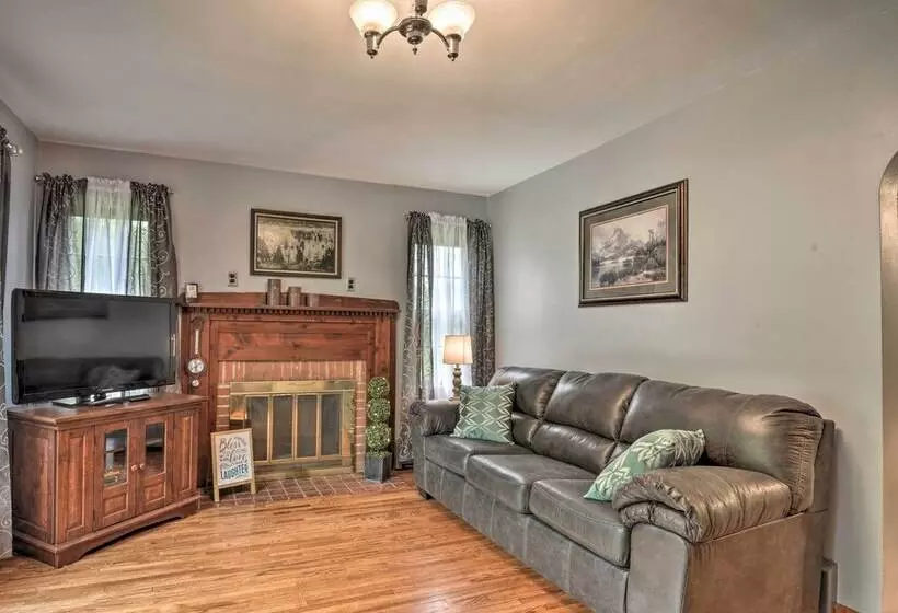 Cozy Family Home W/ Kayaks, Dock & Fire Pit!