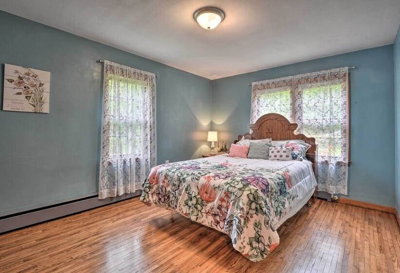 Cozy Family Home W/ Kayaks, Dock & Fire Pit!