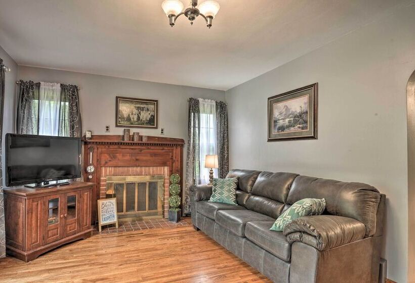 Cozy Family Home W/ Kayaks, Dock & Fire Pit!