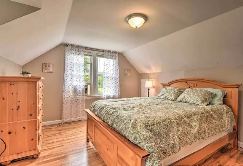 Cozy Family Home W/ Kayaks, Dock & Fire Pit!