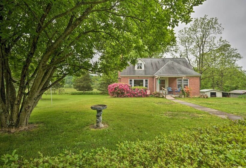 Cozy Family Home W/ Kayaks, Dock & Fire Pit!