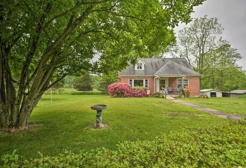 Cozy Family Home W/ Kayaks, Dock & Fire Pit!