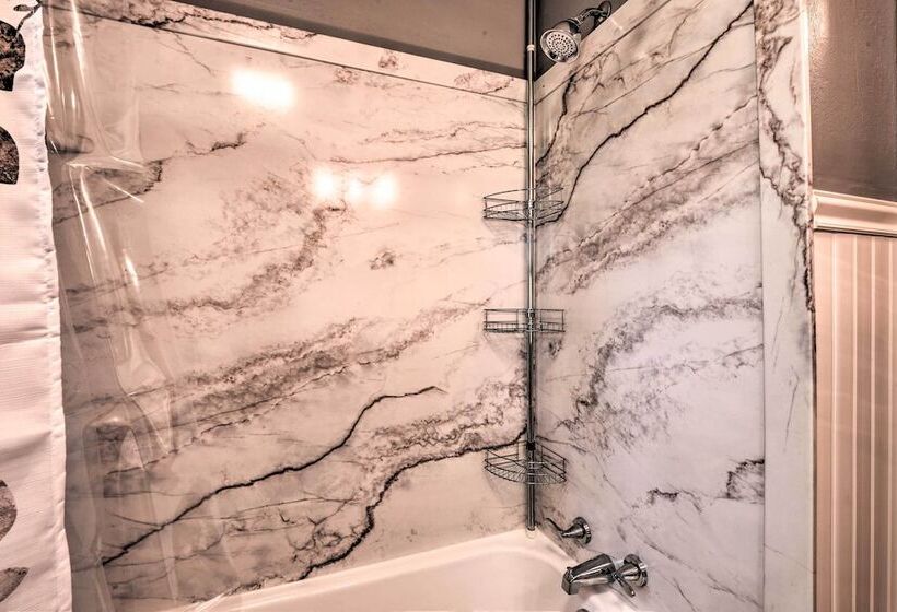 Cozy Family Home W/ Kayaks, Dock & Fire Pit!