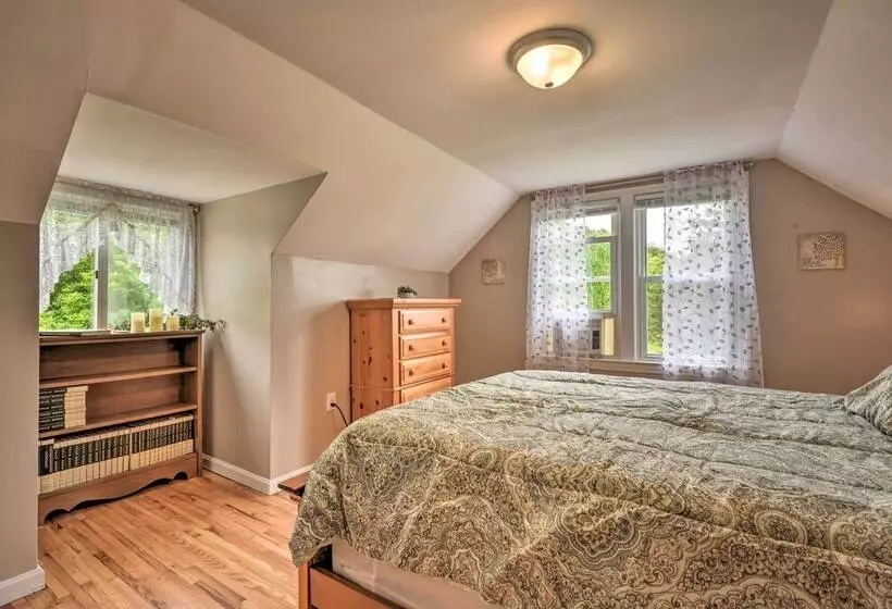 Cozy Family Home W/ Kayaks, Dock & Fire Pit!