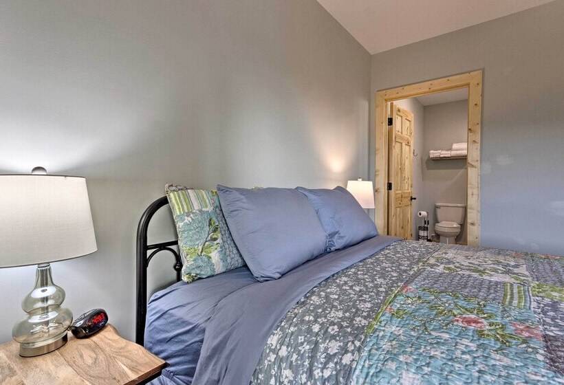 Hilltop Cabin On 5 Acres W/ Hot Tub & Waterfall!