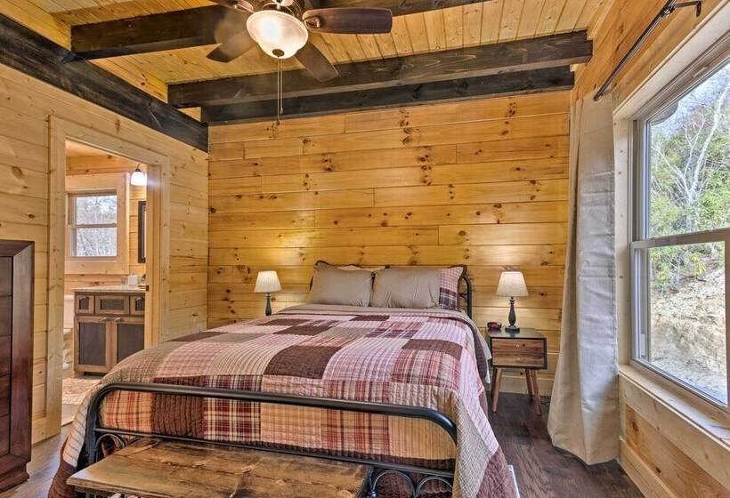 Hilltop Cabin On 5 Acres W/ Hot Tub & Waterfall!