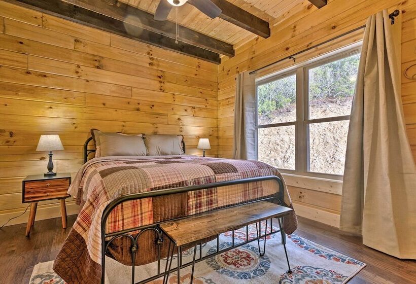 Hilltop Cabin On 5 Acres W/ Hot Tub & Waterfall!