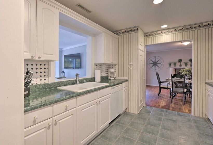 Hilton Head Waterfront Golf Getaway: Pet Friendly!