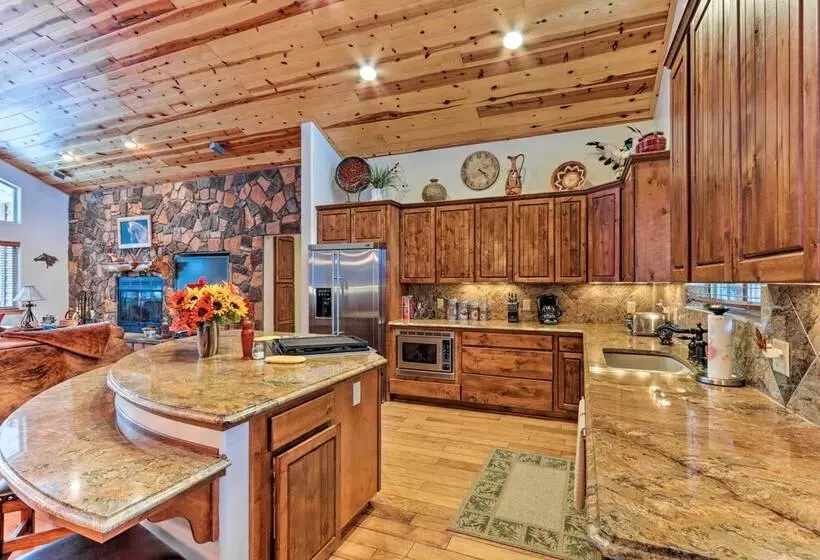 < 3 Mi To Pinetop Country Club: Luxe Cabin W/ Deck