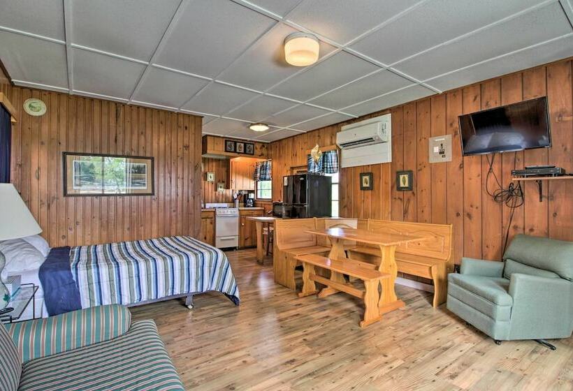 Leisurely Lake Retreat: Boat Rentals & Fishing!