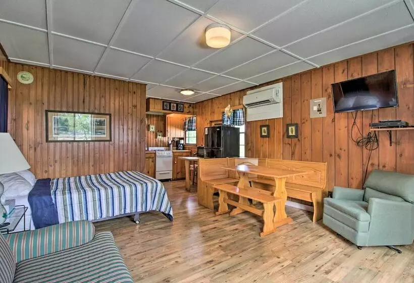 Leisurely Lake Retreat: Boat Rentals & Fishing!