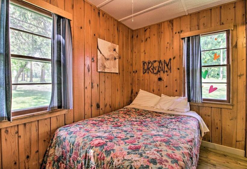 Leisurely Lake Retreat: Boat Rentals & Fishing!