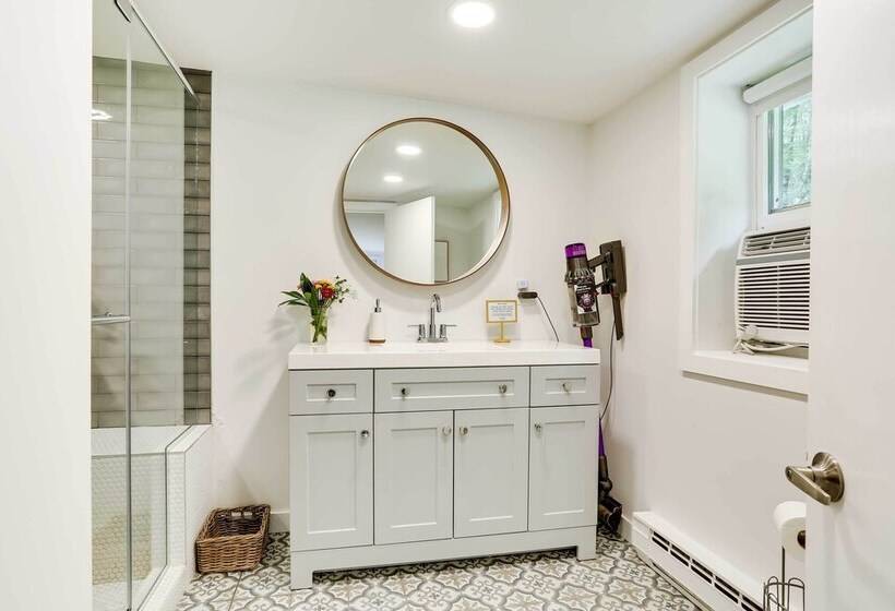 Modern Monticello Home W/ Hot Tub + Pond