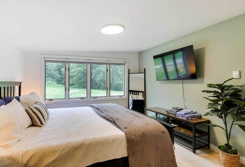 Modern Monticello Home W/ Hot Tub + Pond