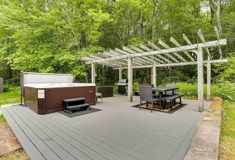 Modern Monticello Home W/ Hot Tub + Pond