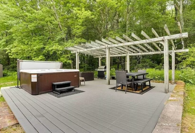 Modern Monticello Home W/ Hot Tub + Pond