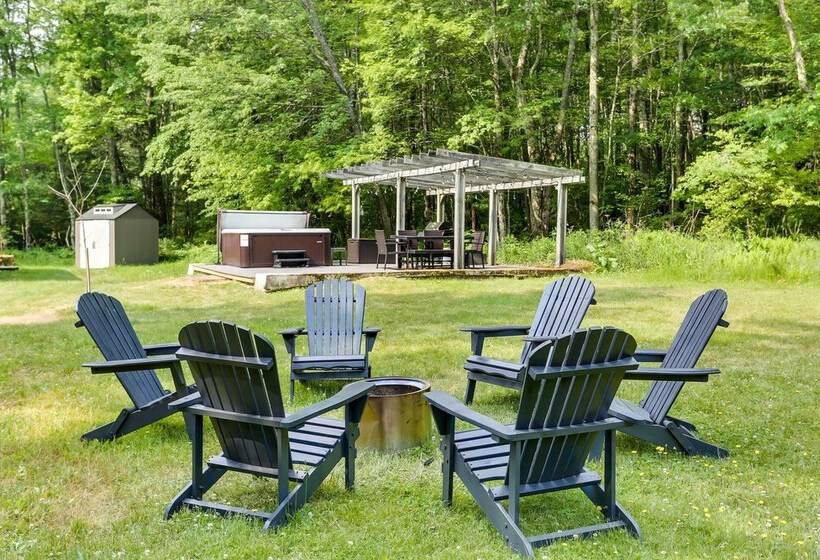 Modern Monticello Home W/ Hot Tub + Pond