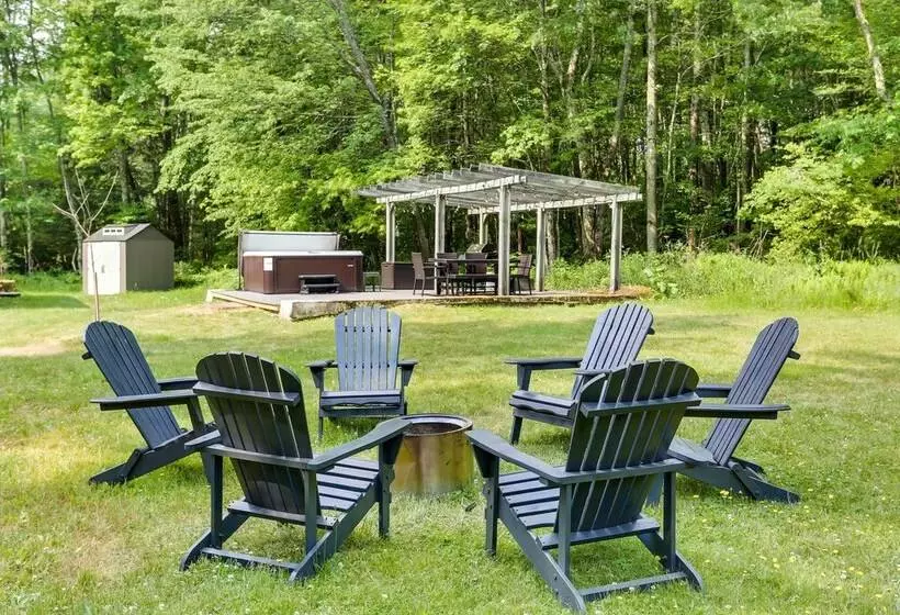 Modern Monticello Home W/ Hot Tub + Pond