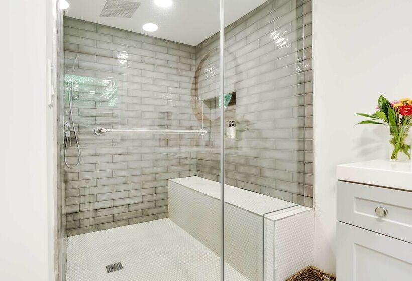 Modern Monticello Home W/ Hot Tub + Pond