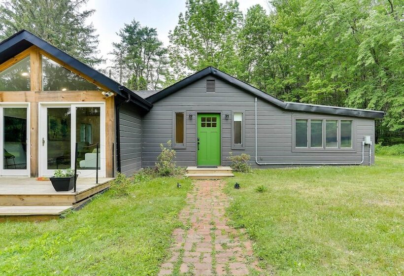 Modern Monticello Home W/ Hot Tub + Pond