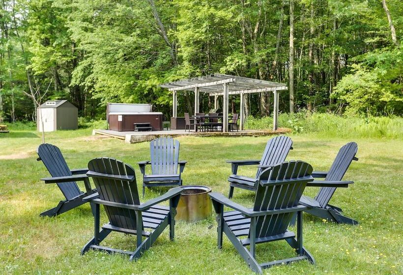 Modern Monticello Home W/ Hot Tub + Pond