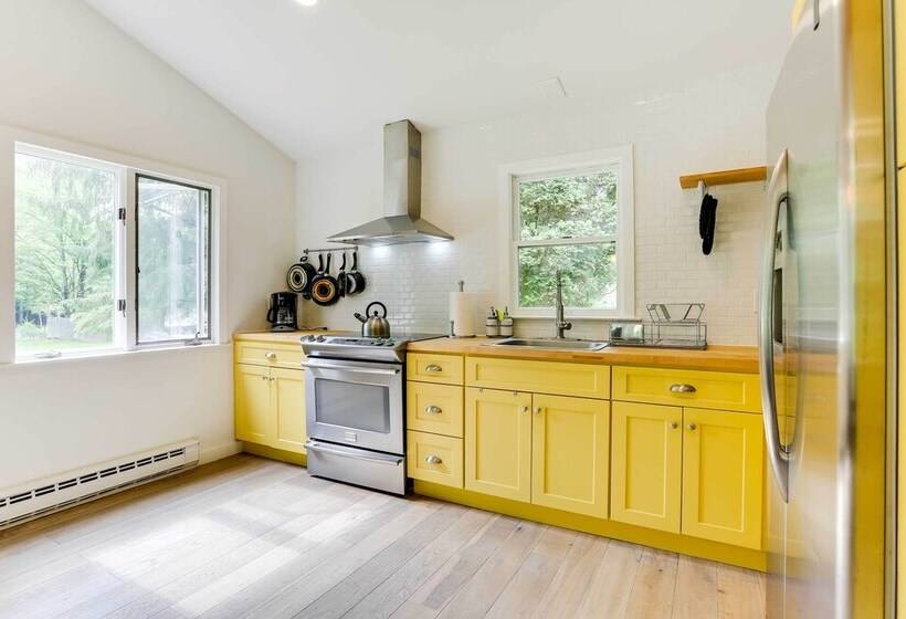 Modern Monticello Home W/ Hot Tub + Pond