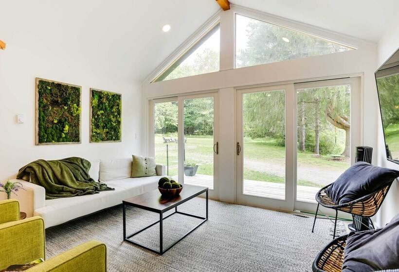 Modern Monticello Home W/ Hot Tub + Pond