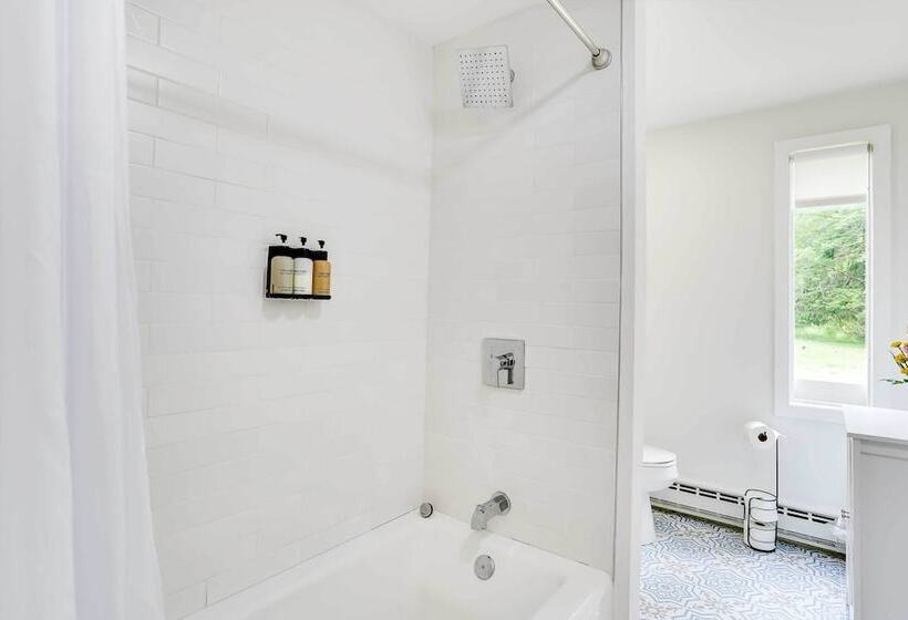 Modern Monticello Home W/ Hot Tub + Pond