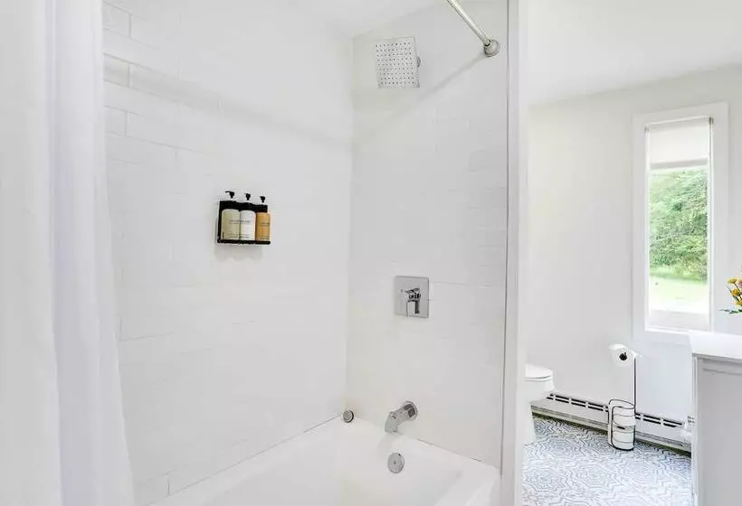 Modern Monticello Home W/ Hot Tub + Pond