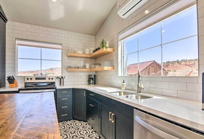 Modern Ranch House W/ Fire Pit & Valley Views