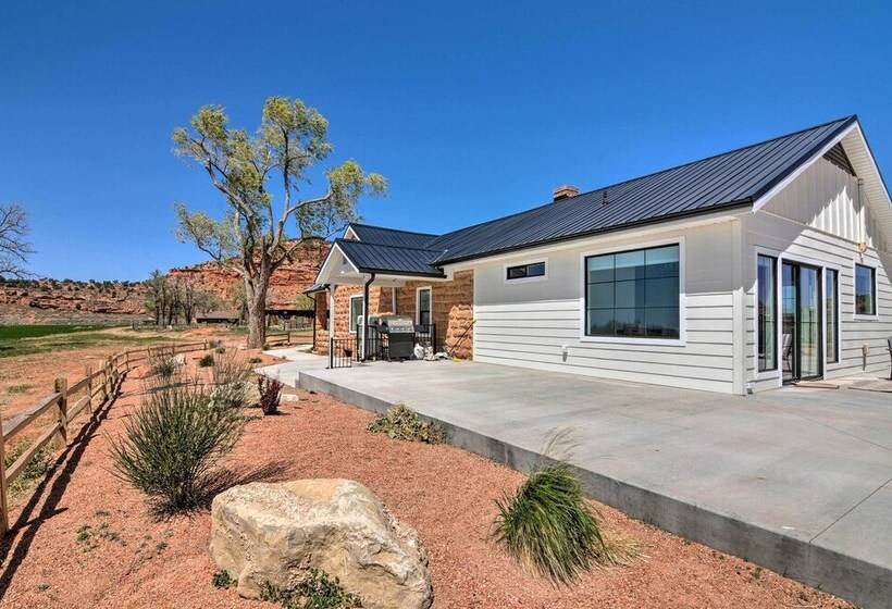 Modern Ranch House W/ Fire Pit & Valley Views