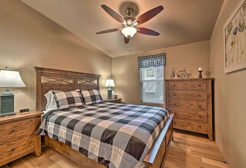 Cozy Munds Park Cabin W/ Deck & Fire Pit!