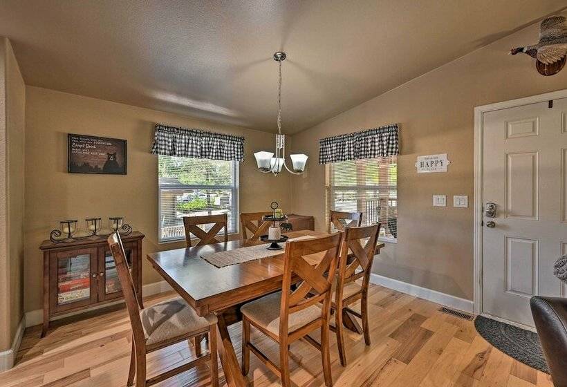 Cozy Munds Park Cabin W/ Deck & Fire Pit!